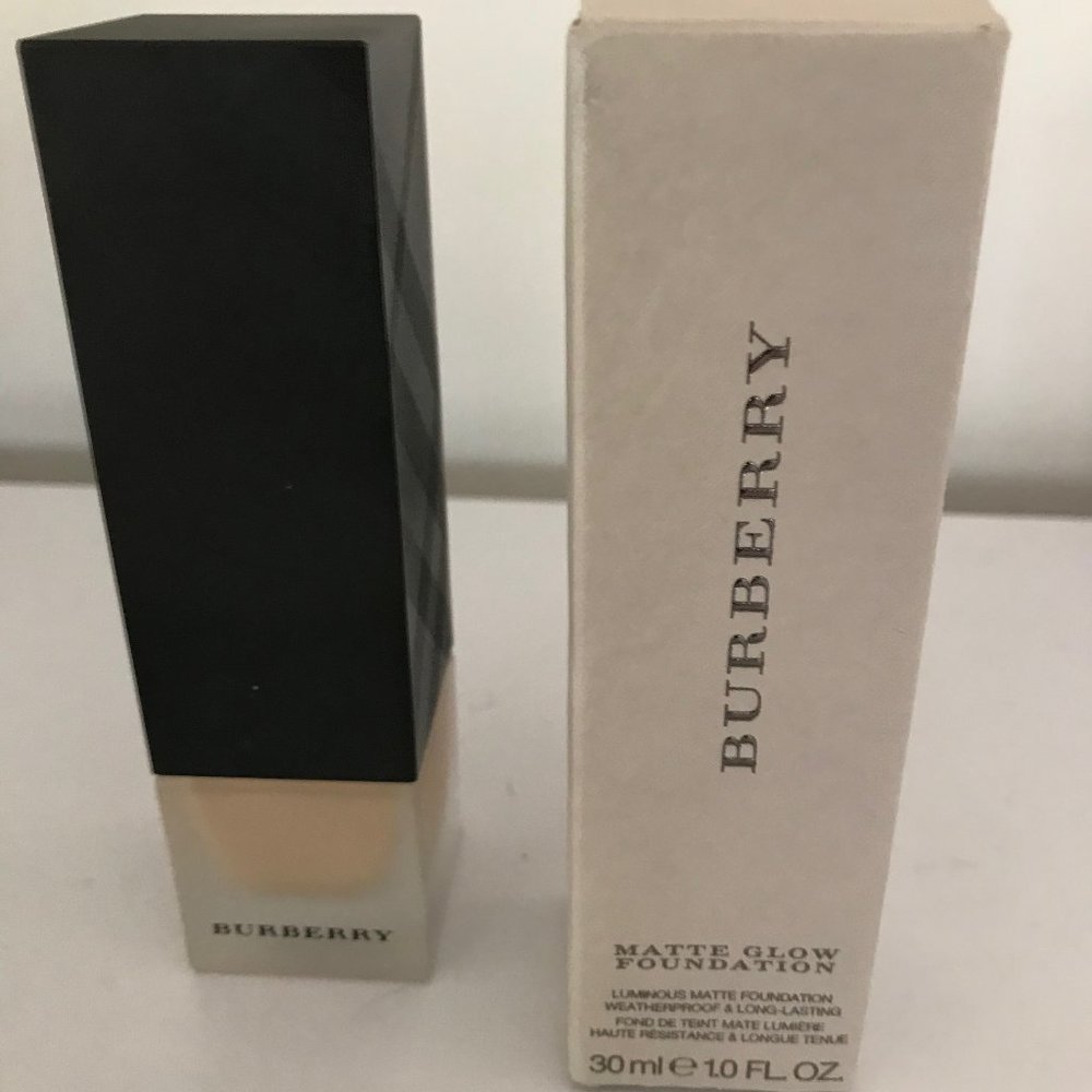 Burberry Matte Glow Foundation #70 Medium Natural